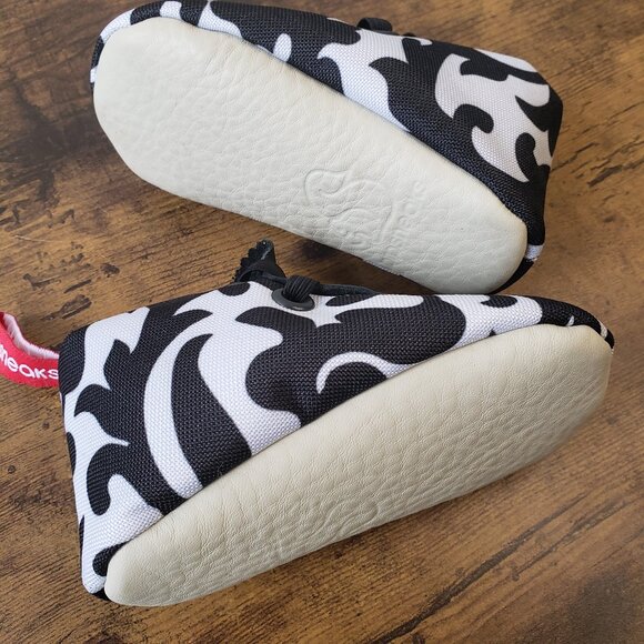 Pipsneaks Sz 4 Black + White Cow Print Floral Toddler Shoes - Picture 2 of 8